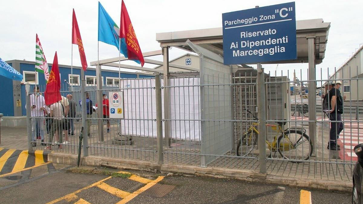 Operaio morto a Marcegaglia, i sindacati chiedono più responsabili della sicurezza