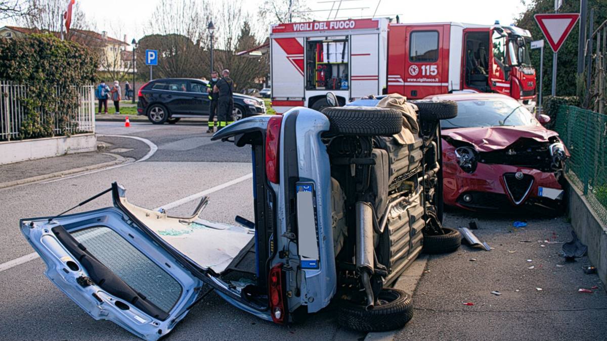 Ravenna, scontro all'incrocio in via Vicoli