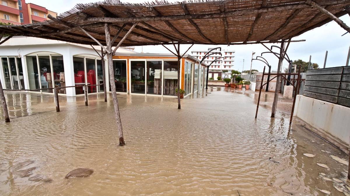 Uno stabilimento balneare a Lido Adriano. Nelle foto successive anche la situazione a Lido di Dante e a Marina di Ravenna (foto Fiorentini)