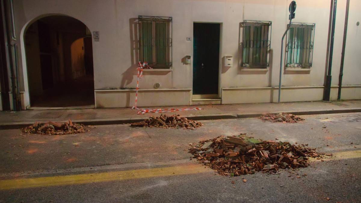 Ravenna. Nudo sul tetto lancia tegole in strada FOTOGALLERY FIORENTINI