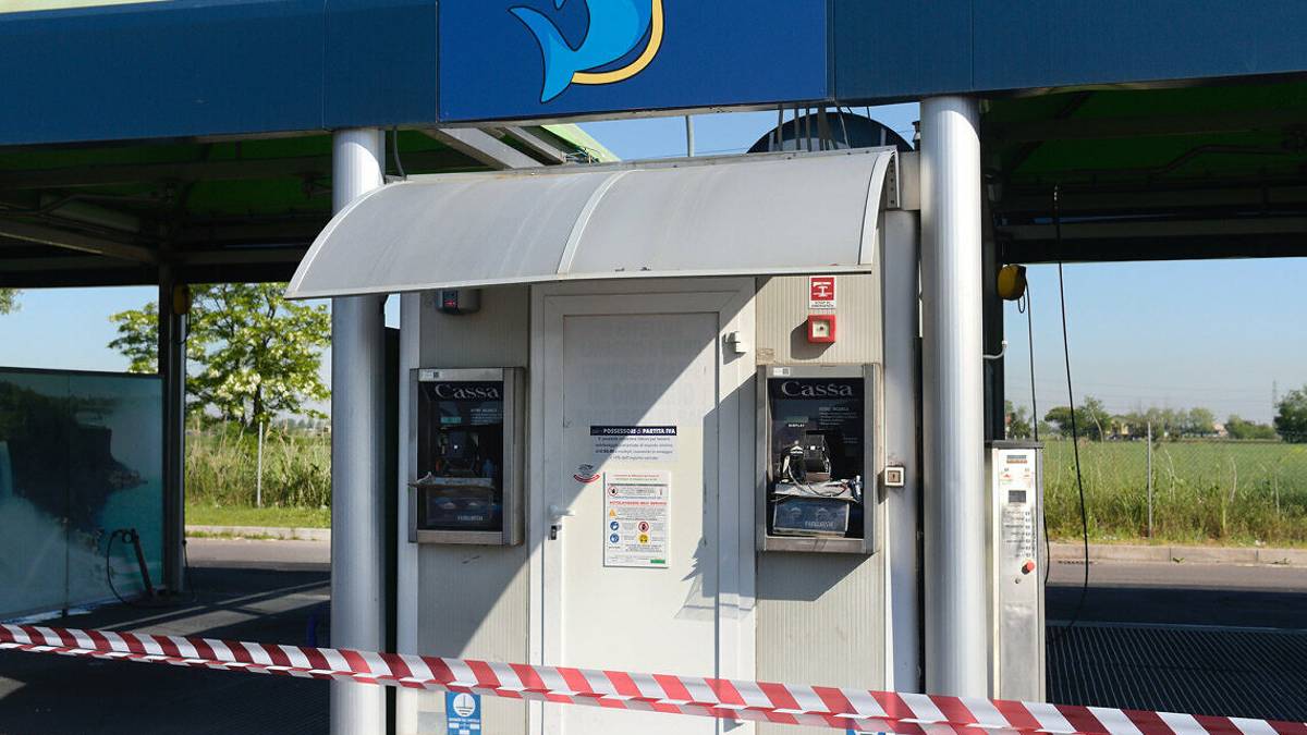 Ravenna, furto con il flessibile alle casse dell'autolavaggio