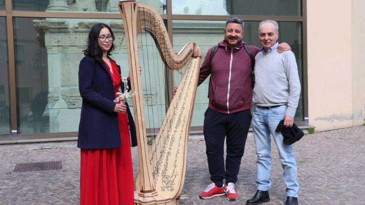Sarsina, l'arpa Infinita del liutaio Pietro Morbidelli conquista la Cina