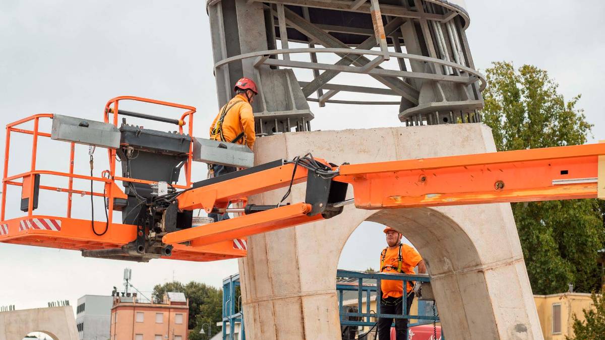 Cesena, nuova autostazione: posato il primo gigantesco pilone - VIDEO GALLERY