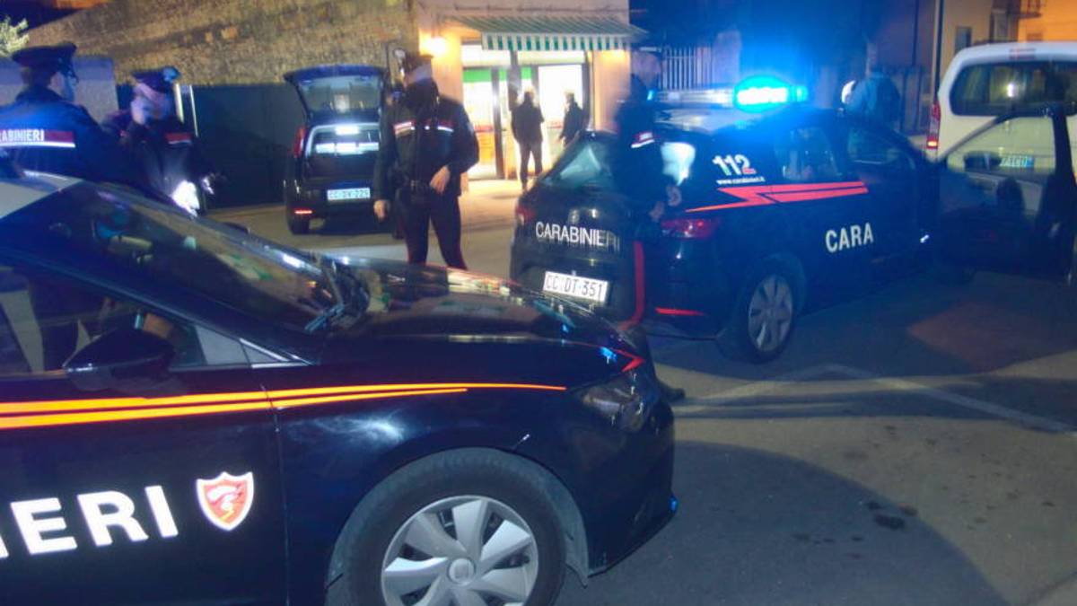 Ravenna, tentano rapina al market con pistola e mascherine