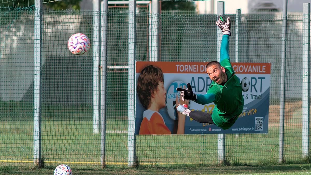 Il portiere ravennate Giacomo Venturi (foto MASSIMO FIORENTINI)