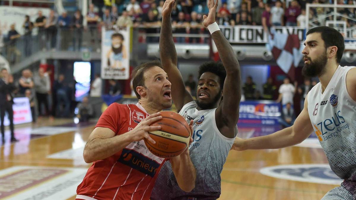 Basket A2, tre pullman gratuiti a Rieti con l'Unieuro