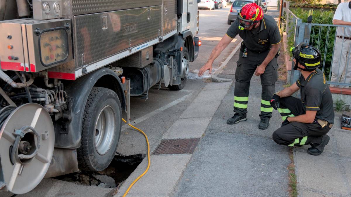 Autospurgo sprofonda nell’asfalto in via Toscana a Ravenna