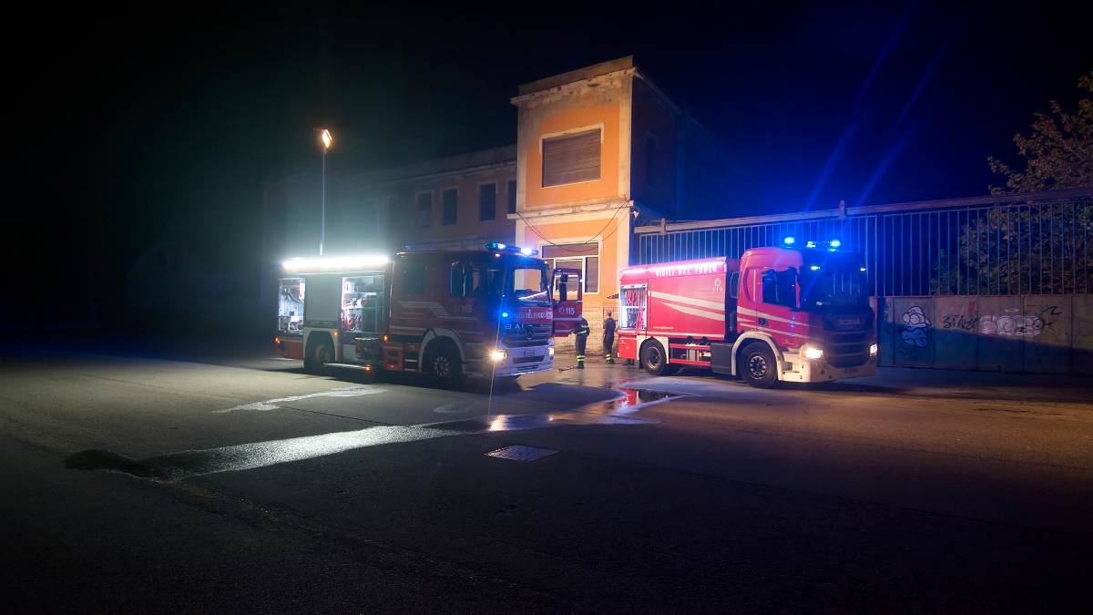 Ravenna, tre roghi negli ex magazzini abbandonati: è allarme sicurezza in Darsena Nord
