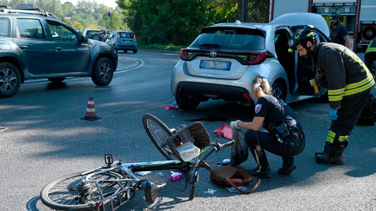 Forlì, travolta e incastrata sotto l’auto: grave 77enne