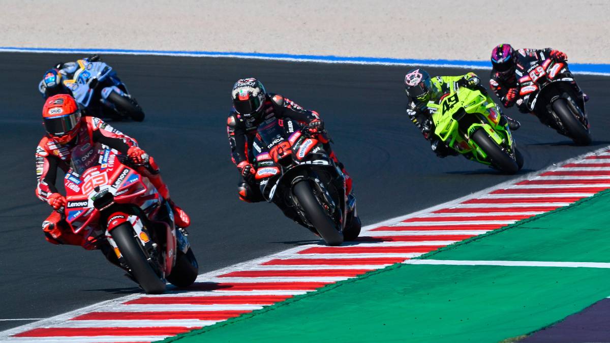 Marc Marquez e Marco Bezzecchi durante la gara Sprint la scorsa settimana a Misano (foto Fini)