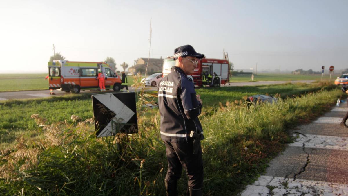 Ravenna, auto sbanda in curva e finisce nel fosso: ferito estratto dai Vigili del Fuoco e portato a Cesena