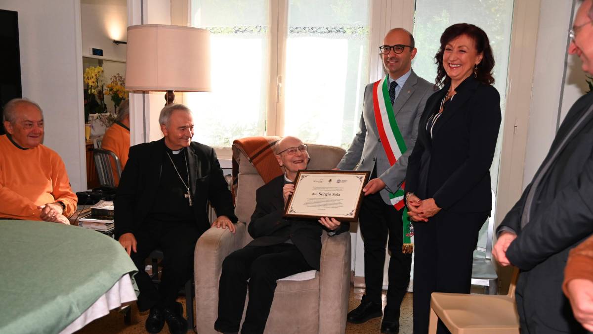 La consegna del riconoscimento a don Sergio Sala (foto Fabio Blaco)