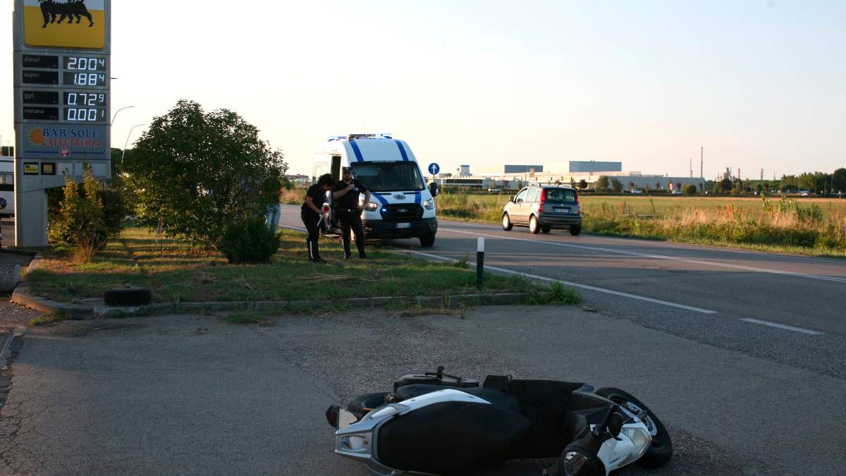 Lo scooter dopo il terribile scontro (foto Fiorentini)