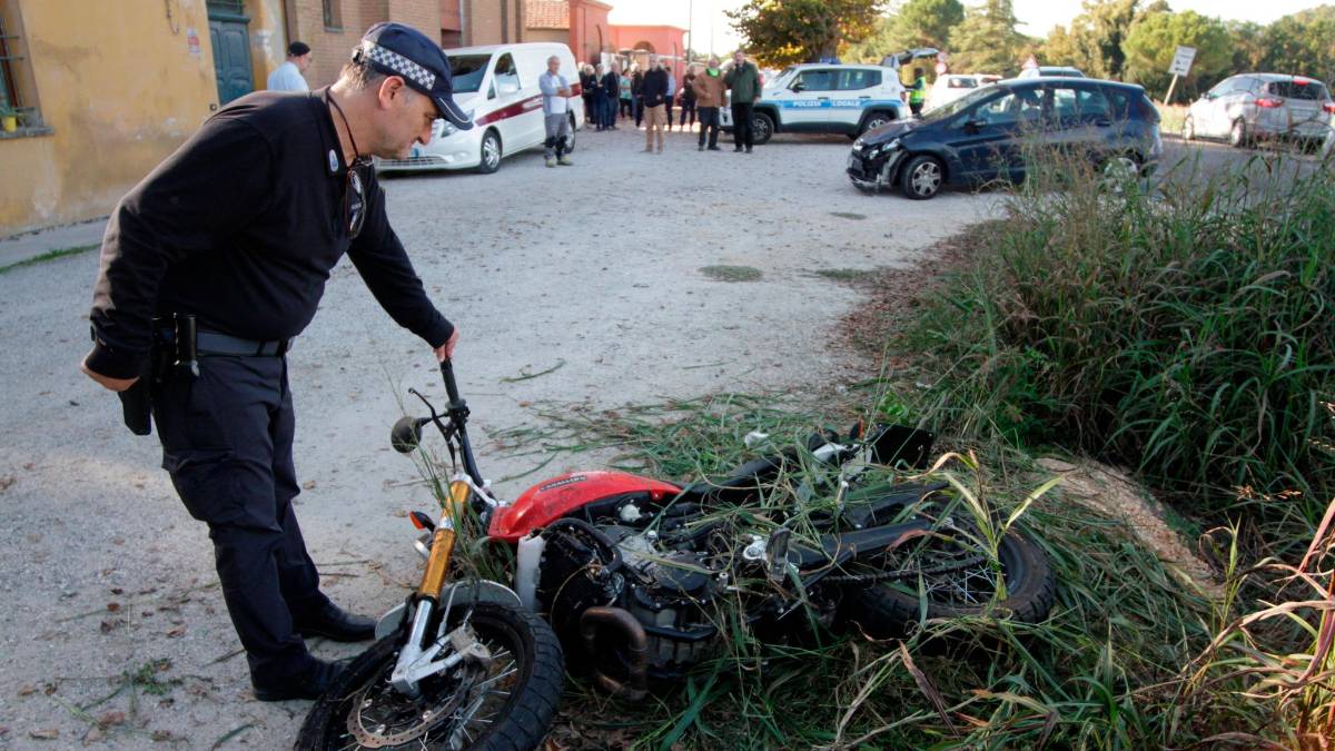 Russi, scontro sulla San Vitale prima del funerale: motociclista grave al Bufalini, il sacerdote deve farsi sostituire