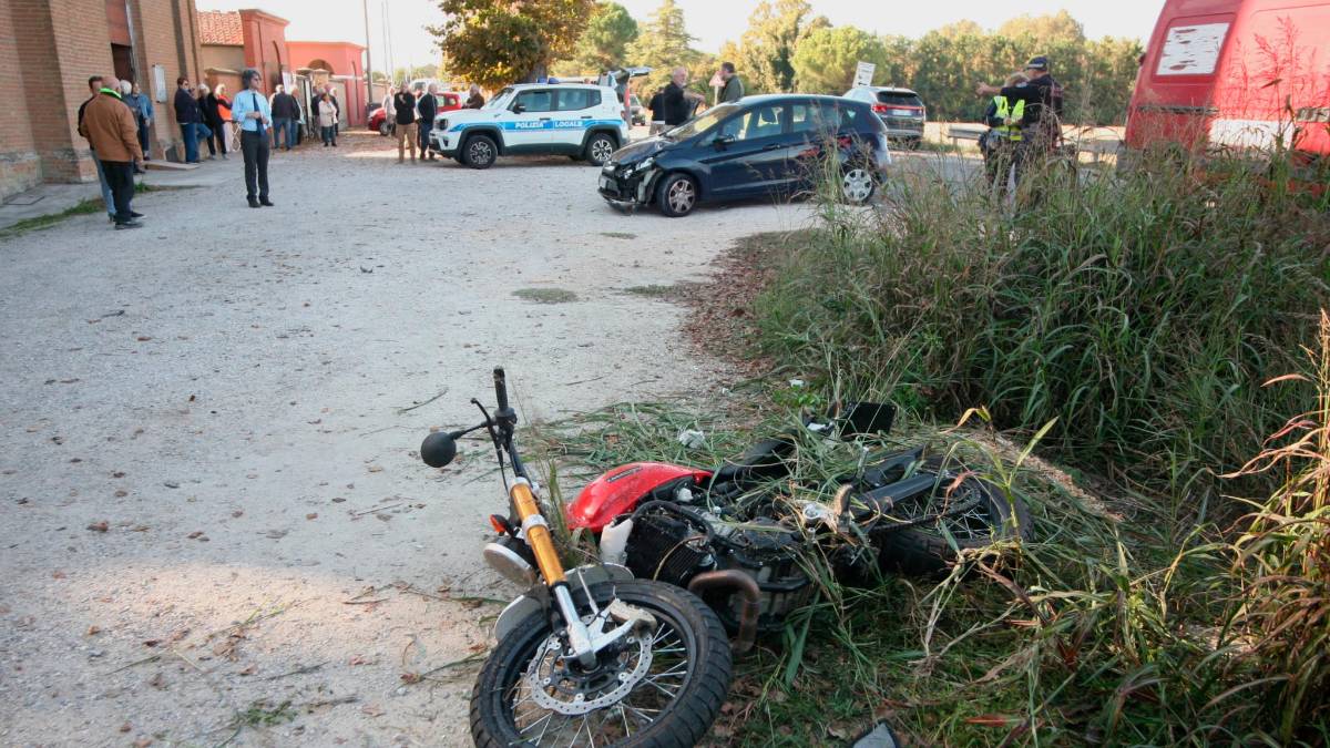 Russi, scontro sulla San Vitale prima del funerale: motociclista grave al Bufalini, il sacerdote deve farsi sostituire