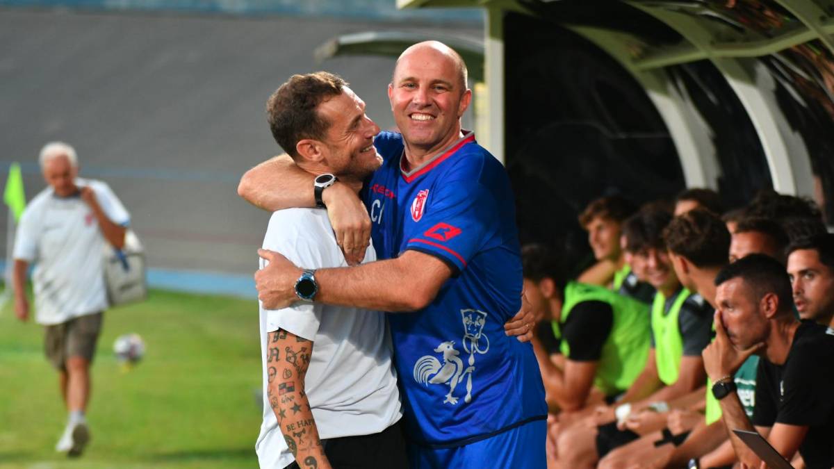 L’abbraccio tra Nicola Campedelli e Alino Diamanti prima del Memorial Sirotti (foto Fabio Blaco)