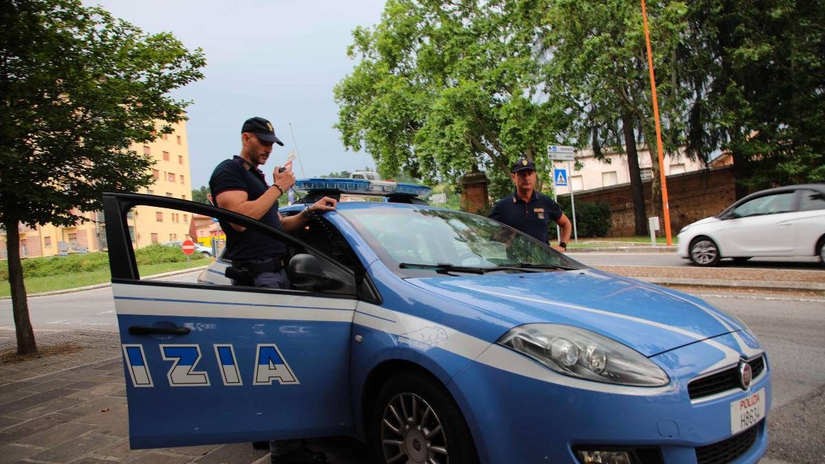 Cesena, rubano una bici elettrica al Montefiore: incastrati da un passante e arrestati dalla Polizia