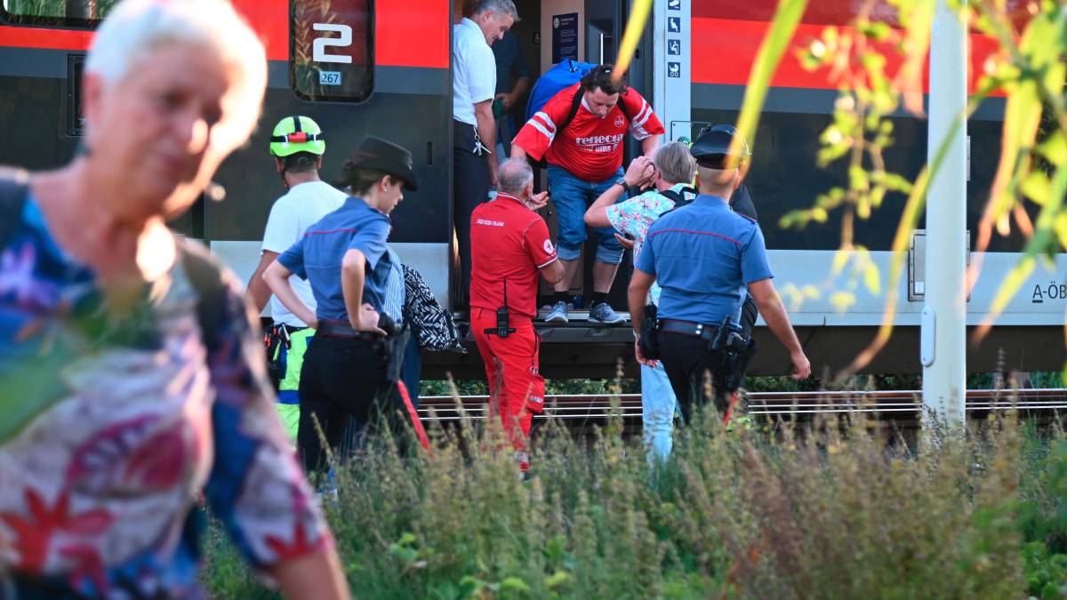 L’evacuazione dei passeggeri a bordo del treno (fotoservizio Fabio Blaco)