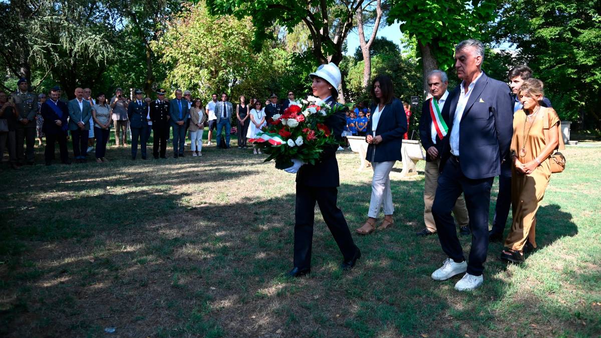 La corona deposta al cippo che ricorda Silver Sirotti fotoservizio fabio blaco