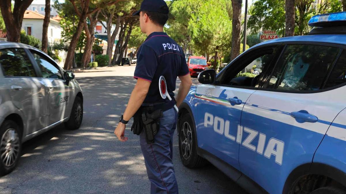 Cesenatico, perde il borsello nella fuga e va a riprenderselo in Polizia: denunciato ed espulso