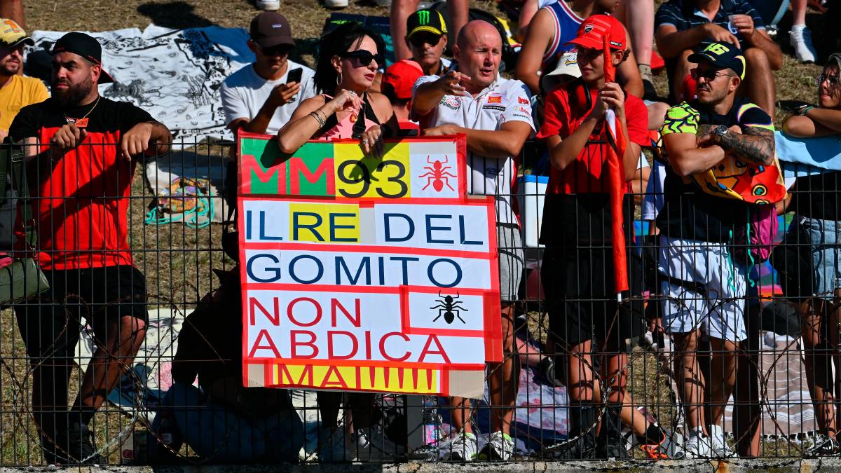 MotoGp, il dopo-Valentino Rossi è finalmente iniziato: l’omaggio di Misano a Marquez dopo anni di fischi