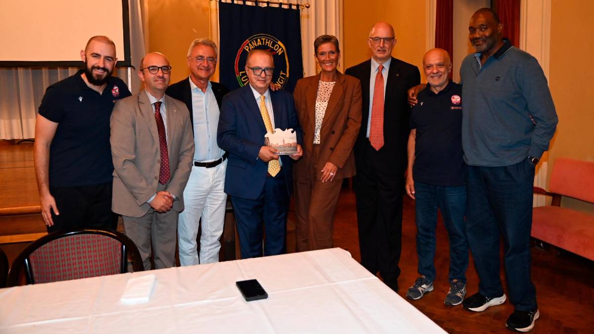 Al centro Maurizio Gherardini premiato dal Panathlon
