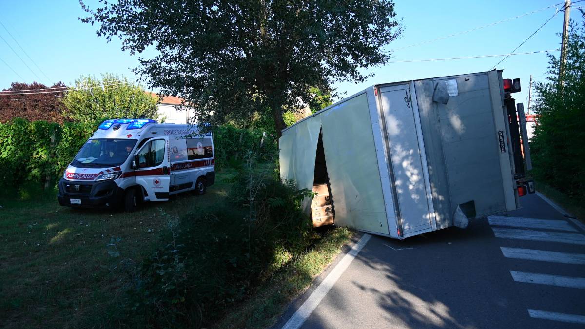 Forlì, scontro all’incrocio e furgone ribaltato: un ferito grave incastrato tra le lamiere