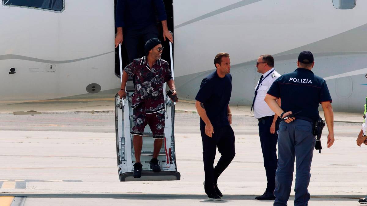 Ravenna, Ronaldinho è atterrato a Forlì. Stasera il bagno di folla con i tifosi a Marina