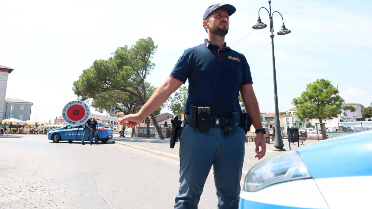 Cesenatico, fermato per una manovra vietata al volante, la Polizia scopre che deve scontare un residuo di pena in carcere e lo arresta