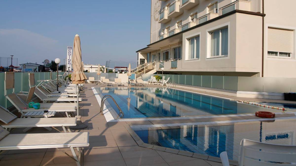 La zona piscina dell’hotel