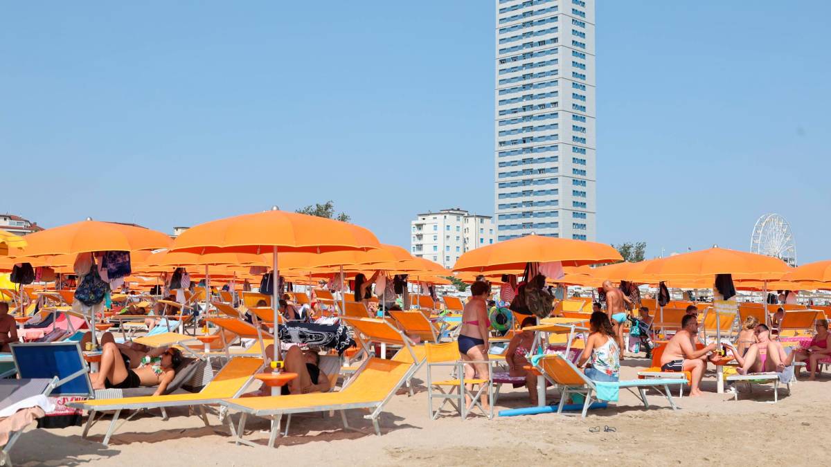 Turisti in spiaggia a Cesenatico