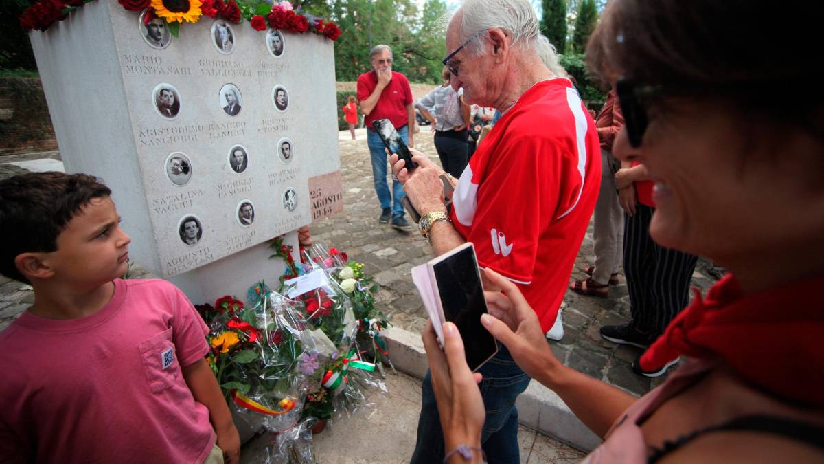 Ravenna, la memoria sconfigge l’ignoranza: in tantissimi al Ponte dei Martiri dopo il blitz vandalico