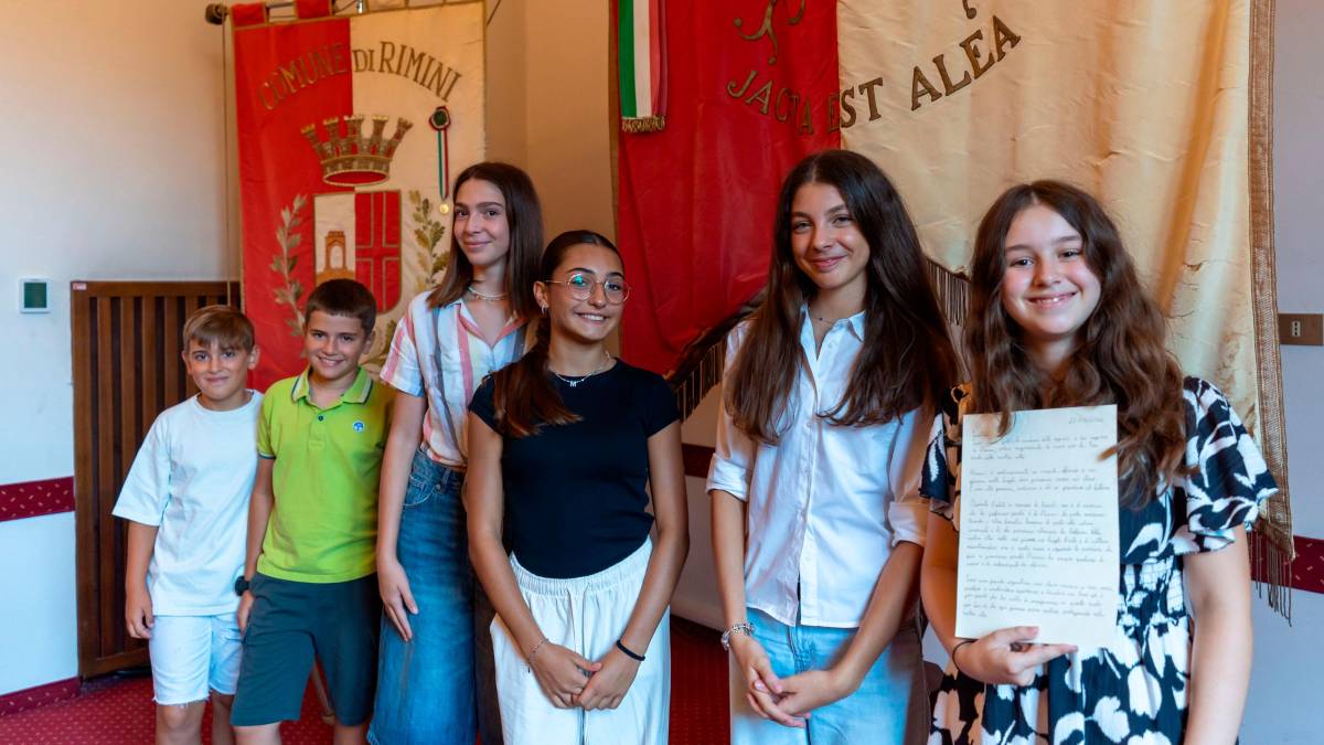 Rimini, la lettera della sindaca delle ragazze e dei ragazzi al Papa: “La mia è una città generosa, inclusiva e che sa guardare al futuro”
