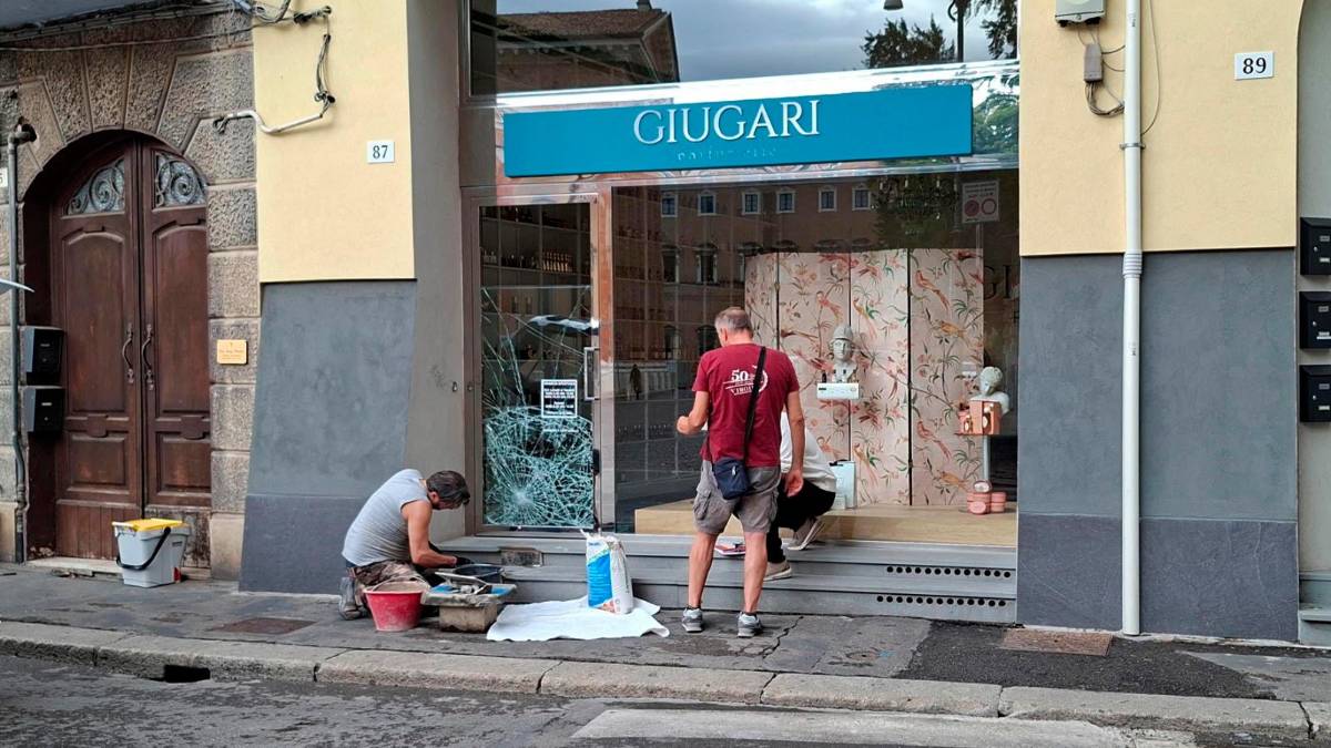 Forlì, furto notturno alla profumeria Giugari