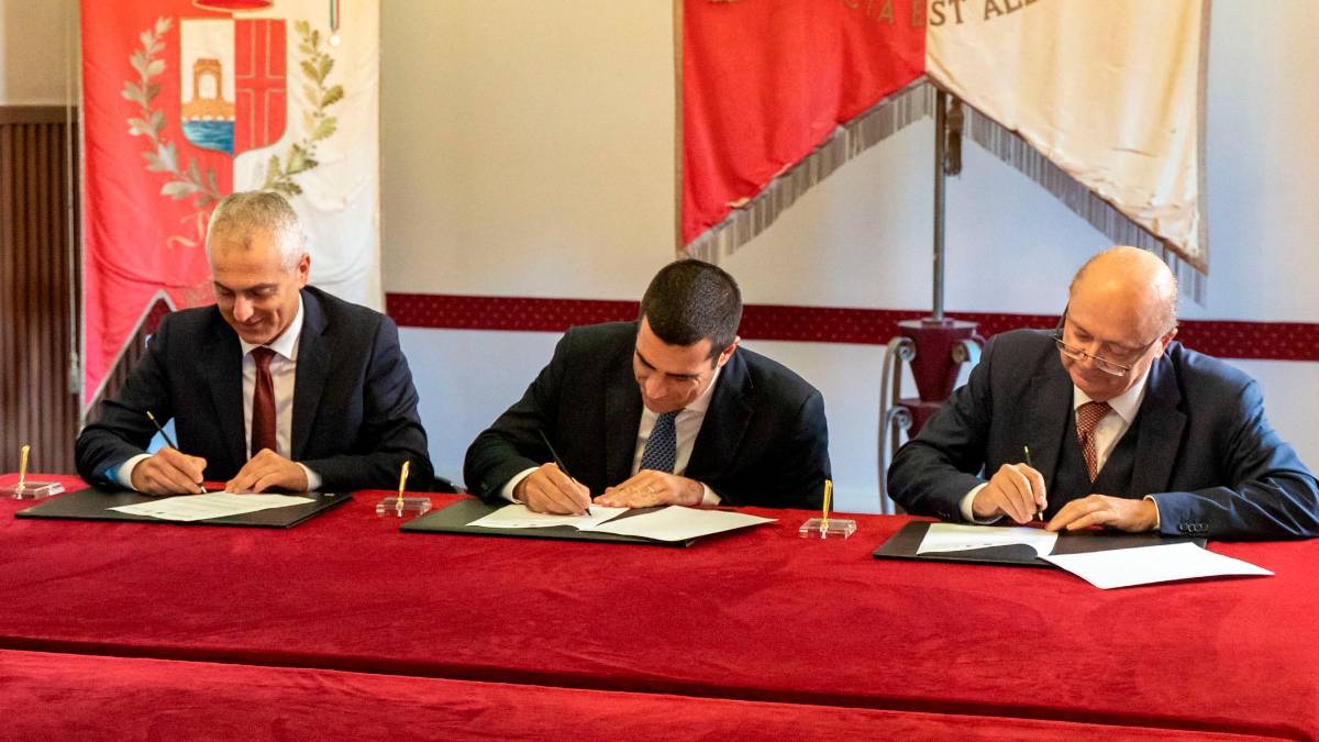 La firma di ieri per la nascita del nuovo soggetto