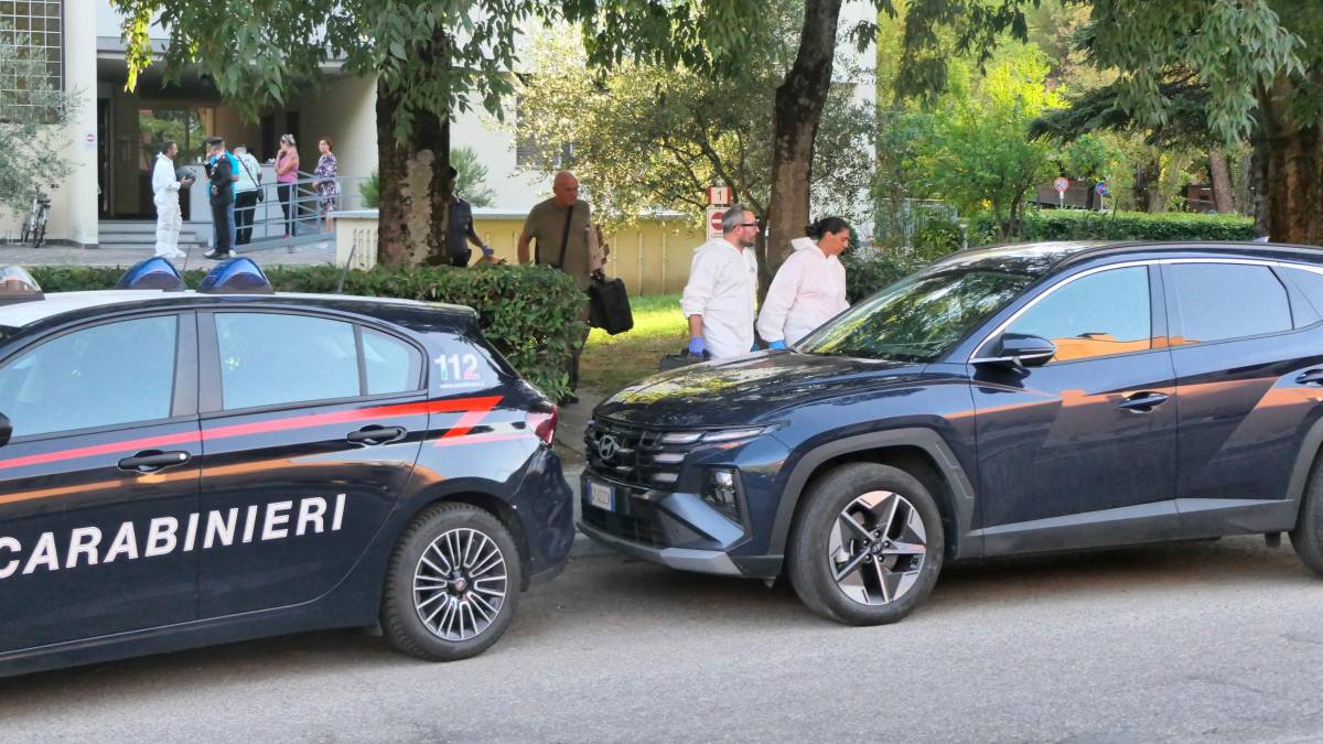 La scientifica dei carabinieri sul luogo del delitto di ieri in via Bellini a Imola
