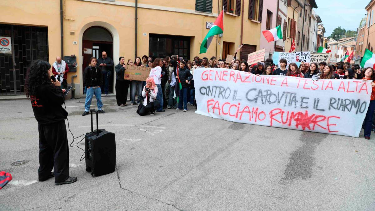 La lezione di Cesena: un corteo pacifico di studenti armati di cori e cartelloni VIDEO GALLERY