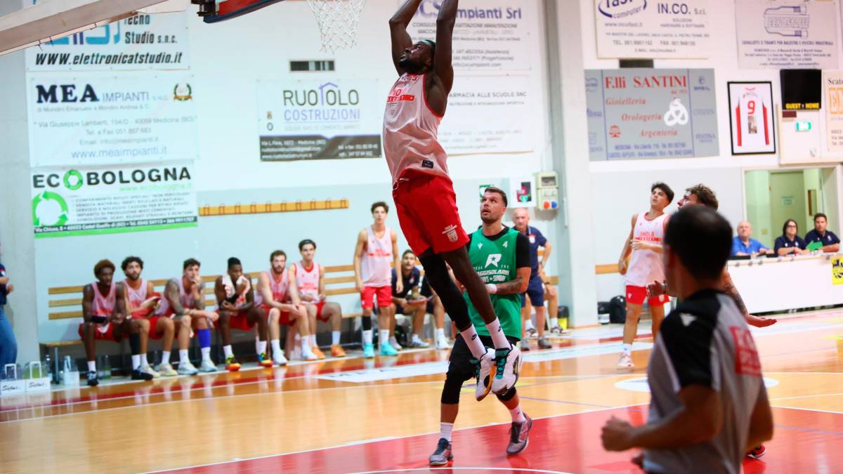 In alto una schiacciata di Anaekwe, in basso a sinistra Saladini contro Bertetti, a destra un canestro da sotto di Di Pizzo fotoservizio MMPH