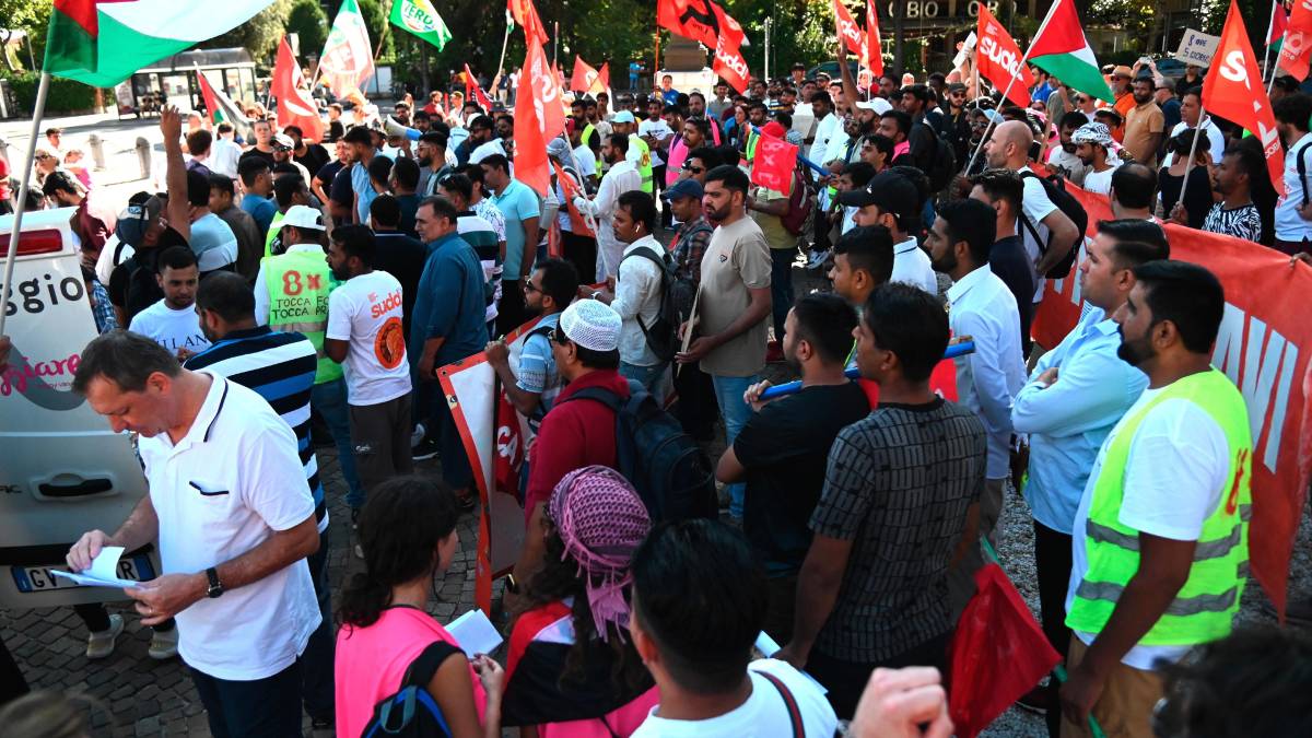 Una delle manifestazioni di protesta dei lavoratori della Sofalegame (foto Fabio Blaco)
