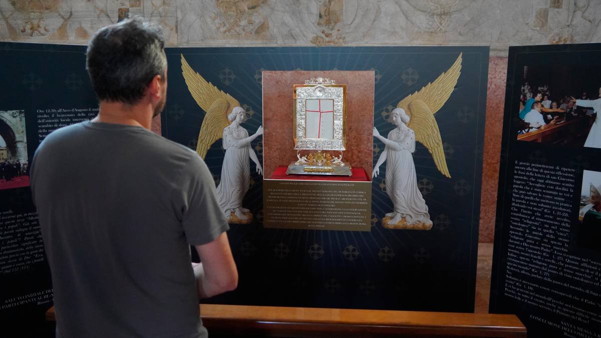 La reliquia di san Giovanni Paolo II: un lenzuolo del letto macchiato del sangue del Papa, che si trovava in cura dopo l’attentato di piazza San Pietro
