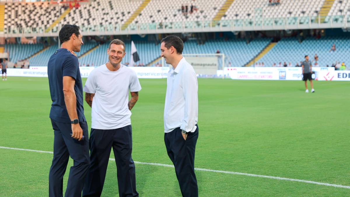 Il diesse Andrea Mancini (a destra) con Bernardo Corrado e Alessandro Diamanti