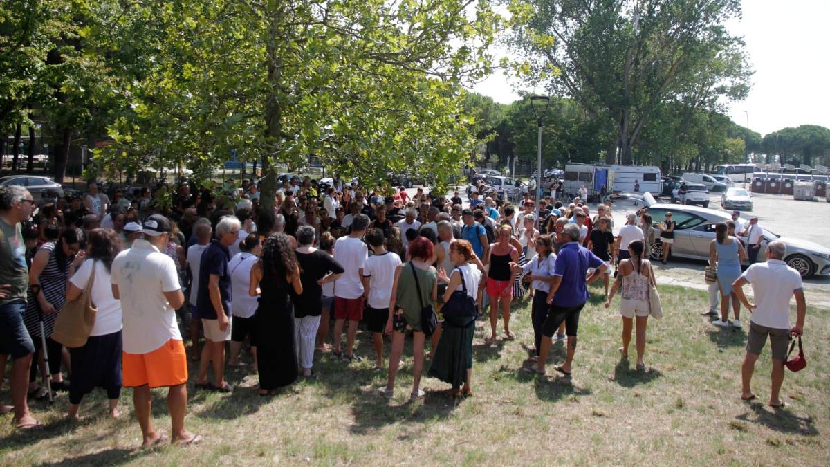 Pinarella di Cervia, l’ultimo saluto a Nicola Musiani, sulla bara la scritta: “Datemi giustizia” VIDEO GALLERY