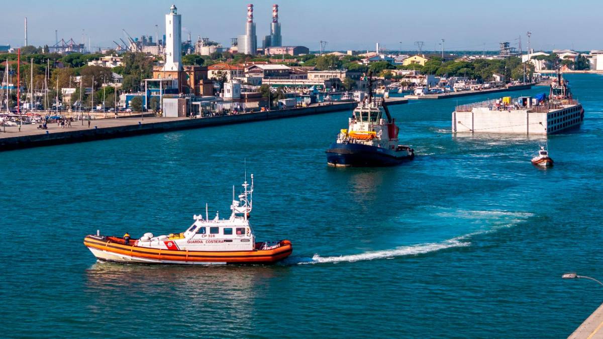 Ravenna, una diga da 900 metri a protezione del rigassificatore: posato il primo dei 18 cassoni - Gallery