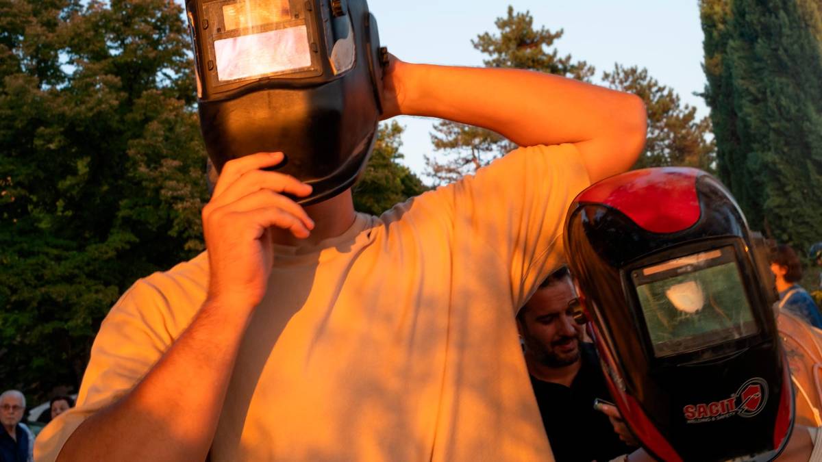Protezione totale con la maschera da saldatore (foto Zanotti)