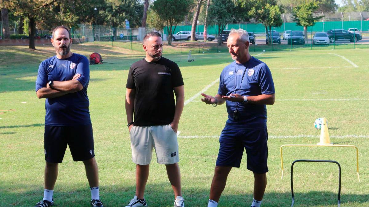 Mauro Antonioli parla alla squadra al fianco di Ulisse Savini