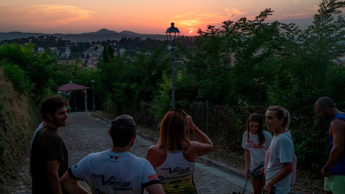 Eclissi osservata dalle colline cesenati (foto Zanotti)