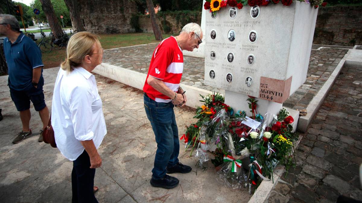 Ravenna, la memoria sconfigge l’ignoranza: in tantissimi al Ponte dei Martiri dopo il blitz vandalico