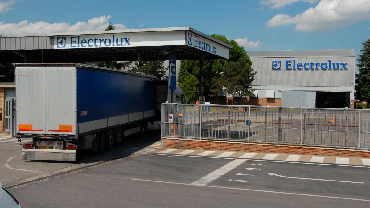 Vertenza Electrolux, il ministro Urso al Meeting: “A settembre riprenderemo gli incontri”