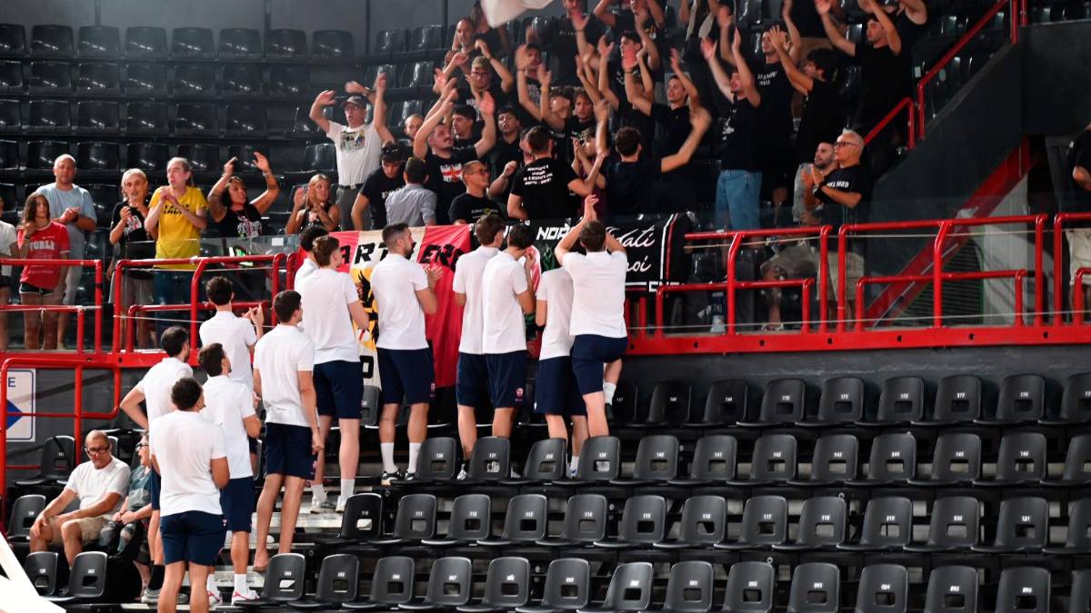 In alto la prima squadra e il settore giovanile sul parquet del Pala Galassi