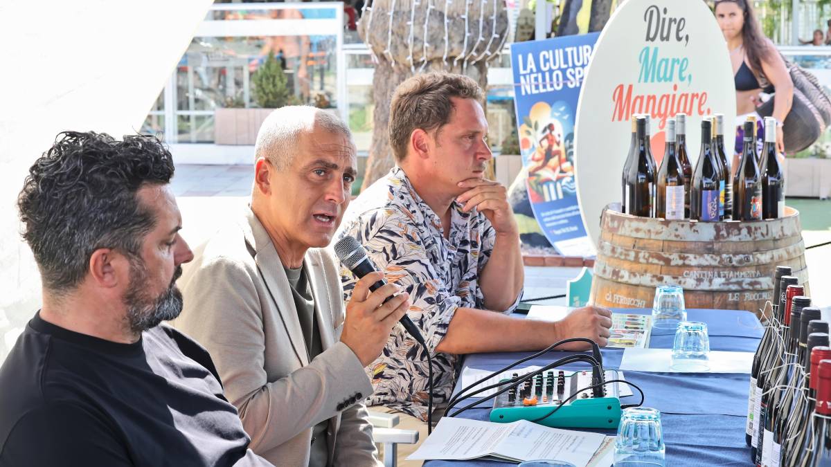 Rimini, al via “Dire Mare Mangiare”: il festival che porta i vini delle colline sulla spiaggia
